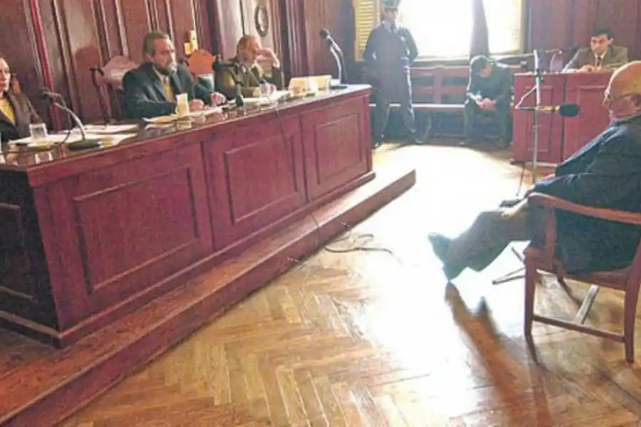 TENSIÓN. Los jueces Marta Cavalloti, Carlos Ruiz Vargas y Emilio Páez de la Torre escuchan el testimonio de Carlos Conti, padre del imputado. la gaceta / foto de jorge olmos sgrosso 