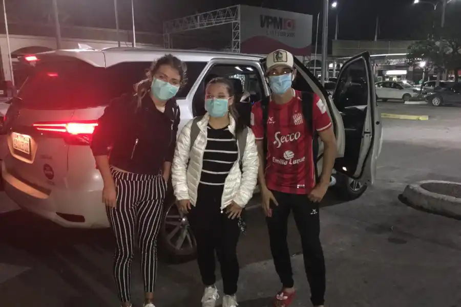 AL FIN, LLEGARON. Mariana y otros chicos tucumanos recién llegados a la terminal. 