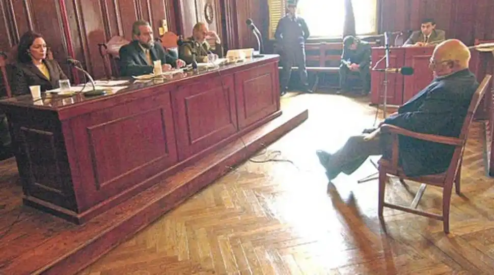 TENSIÓN. Los jueces Marta Cavalloti, Carlos Ruiz Vargas y Emilio Páez de la Torre escuchan el testimonio de Carlos Conti, padre del imputado. la gaceta / foto de jorge olmos sgrosso 
