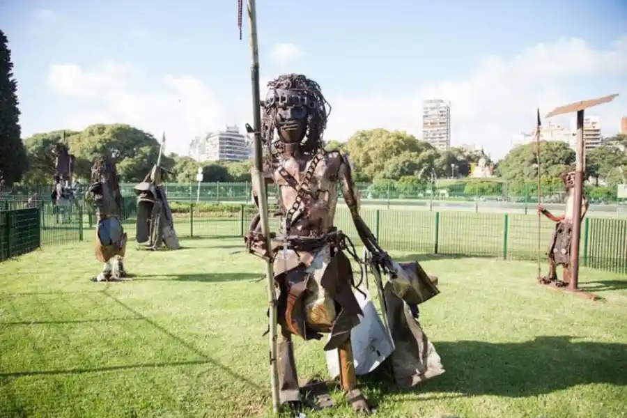 PERSONAJES. Extraños guerreros construidos con chapas y armaduras.
