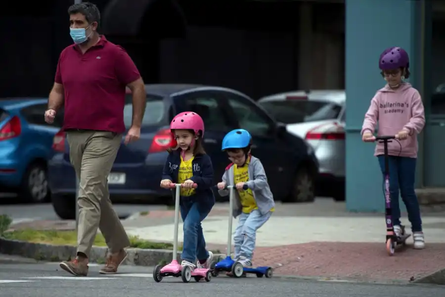 ESPAÑA. Ayer se permitió salir a los niños a dar un paseo.