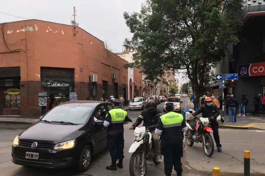 Pese a la extensión de la cuarentena, los tucumanos volvieron a invadir las calles