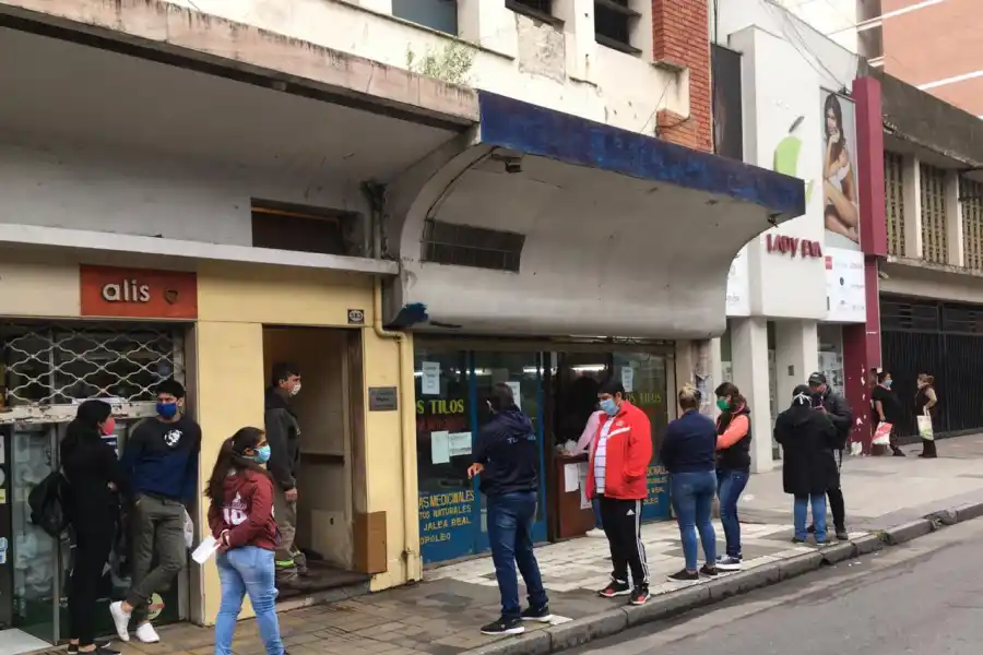 Pese a la extensión de la cuarentena, los tucumanos volvieron a invadir las calles