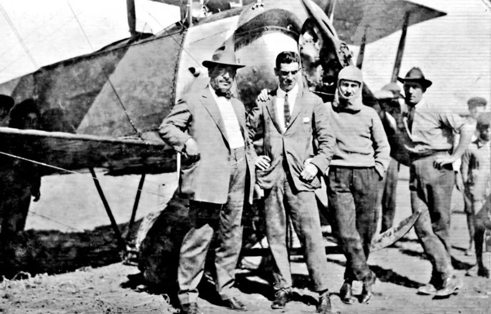 EL SEGUNDO AVION. Posse, Holland, un mecánico y Luis Posse, el autor de la primera foto aérea de nuestra ciudad, posan a los pies de la flamante nave del Aero Club, el recordado Avro de 150 HP, que llegó en abril de 1920.  
