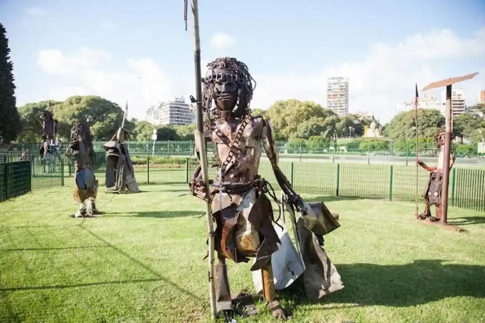 PERSONAJES. Extraños guerreros construidos con chapas y armaduras.