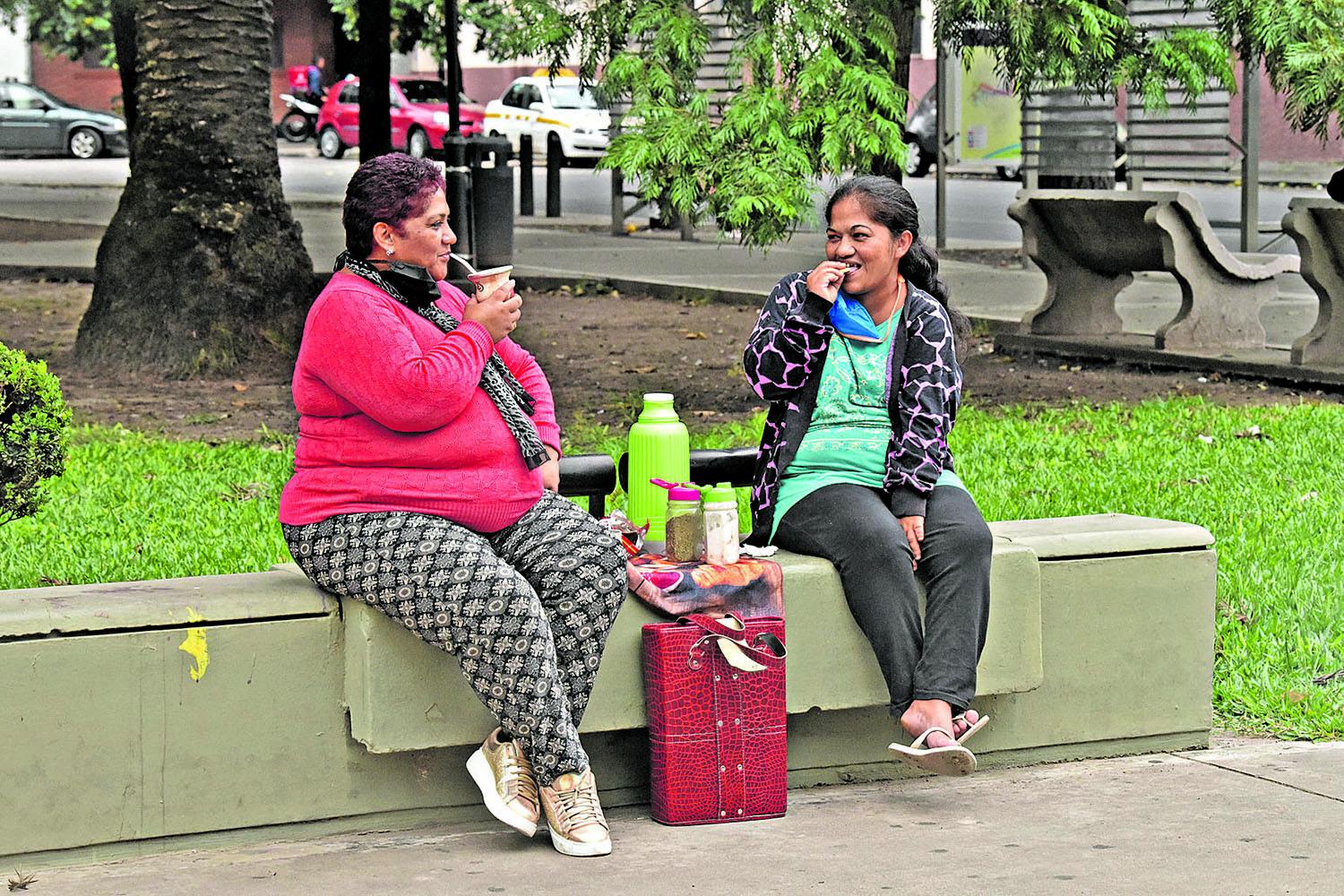 A TOMAR UNOS MATES. Vecinas se reunieron en la Plaza Belgrano, rompiendo con el distanciamiento social.