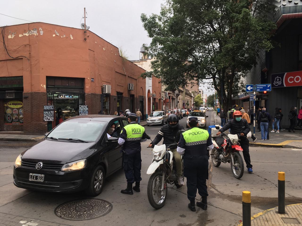 Pese a la extensión de la cuarentena, los tucumanos volvieron a invadir las calles