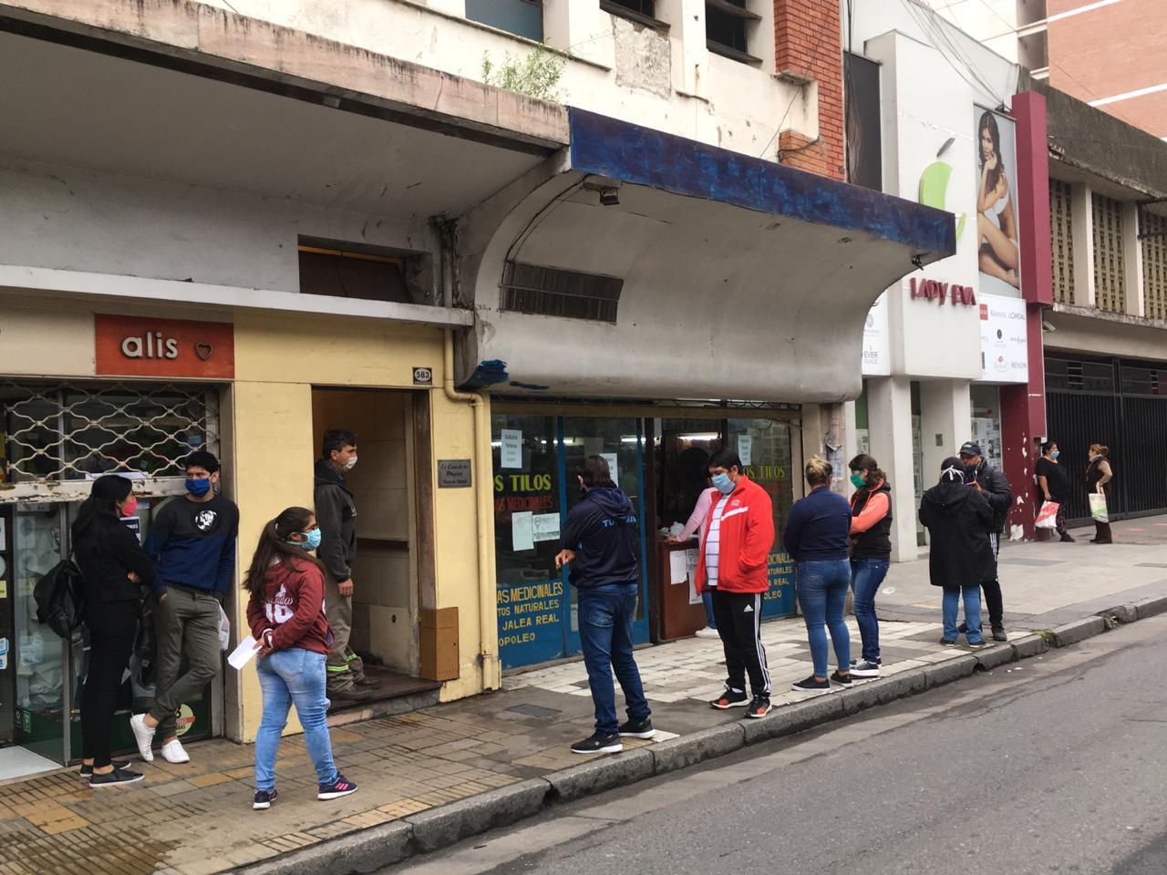 Pese a la extensión de la cuarentena, los tucumanos volvieron a invadir las calles