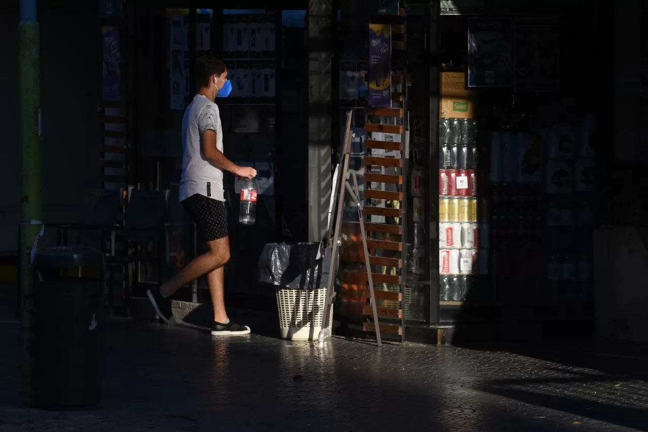 NUEVO HORARIO. Los negocios minoristas de ventas de comestibles podrán permanecer abiertos sólo hasta las 21.