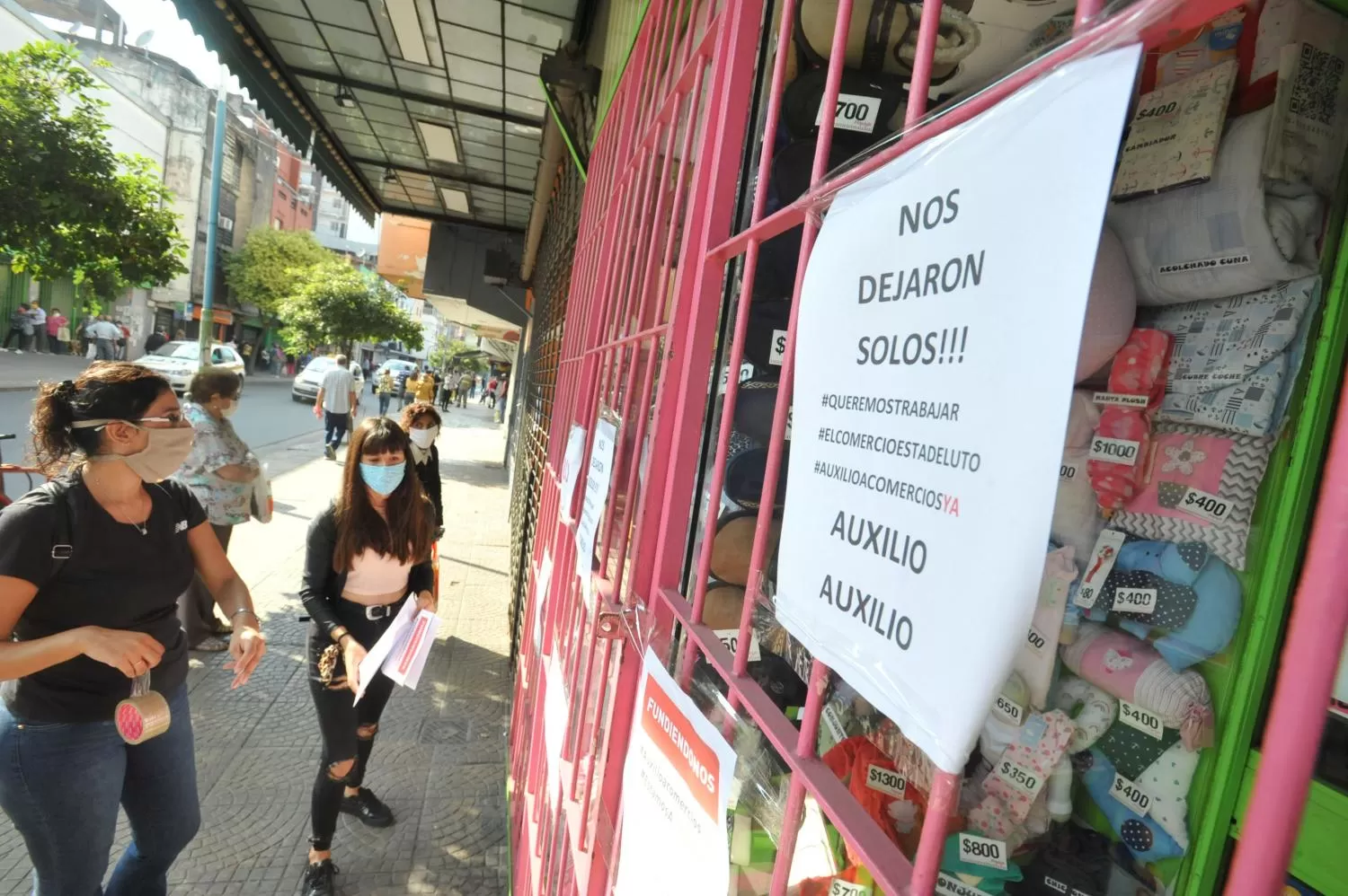 SIN VENTAS. En Tucumán los comercios mantienen sus puertas cerradas pero manifiestan su malestar por el aislamiento social obligatorio.