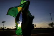 Récord de muertes en Brasil: superó los 5.000 fallecidos y extendió la prohibición de ingresar al país