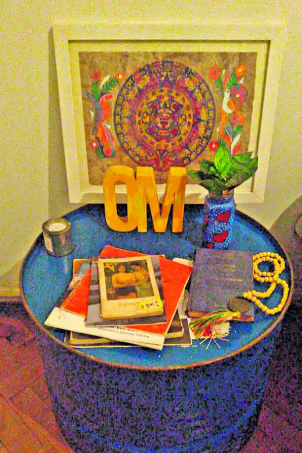 REUSAR. Un tacho de chapa  puede ser una mesa de luz.