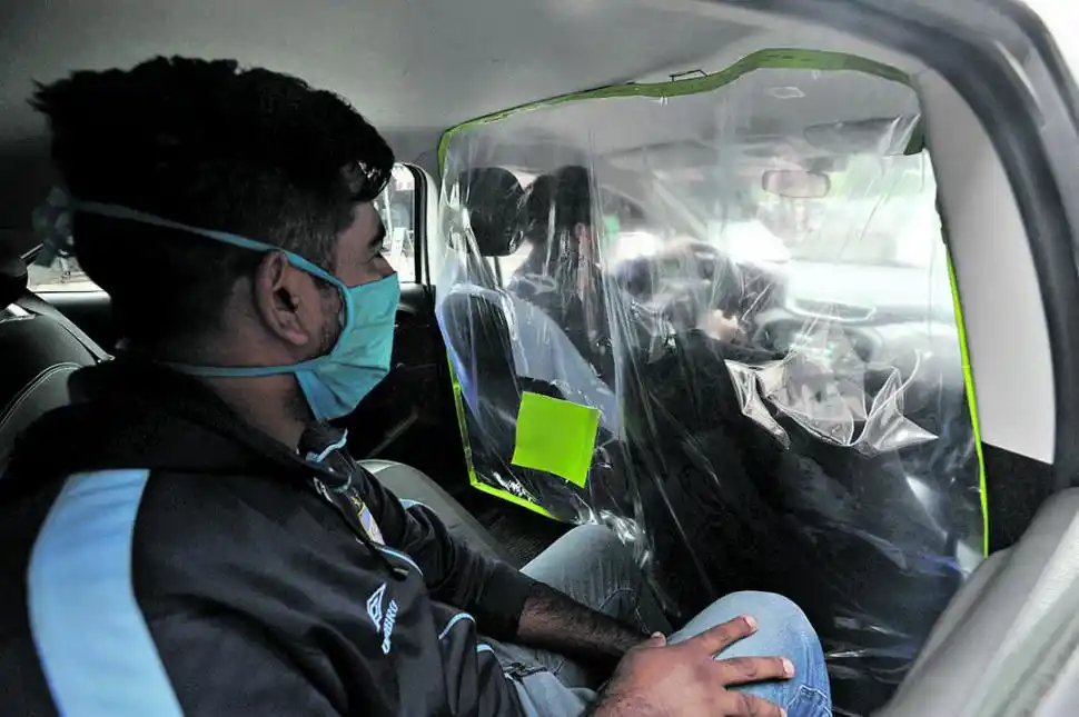 PARA MAYOR SEGURIDAD DE AMBOS. Los “tacheros” pusieron plásticos entre su cabina y los pasajeros. 