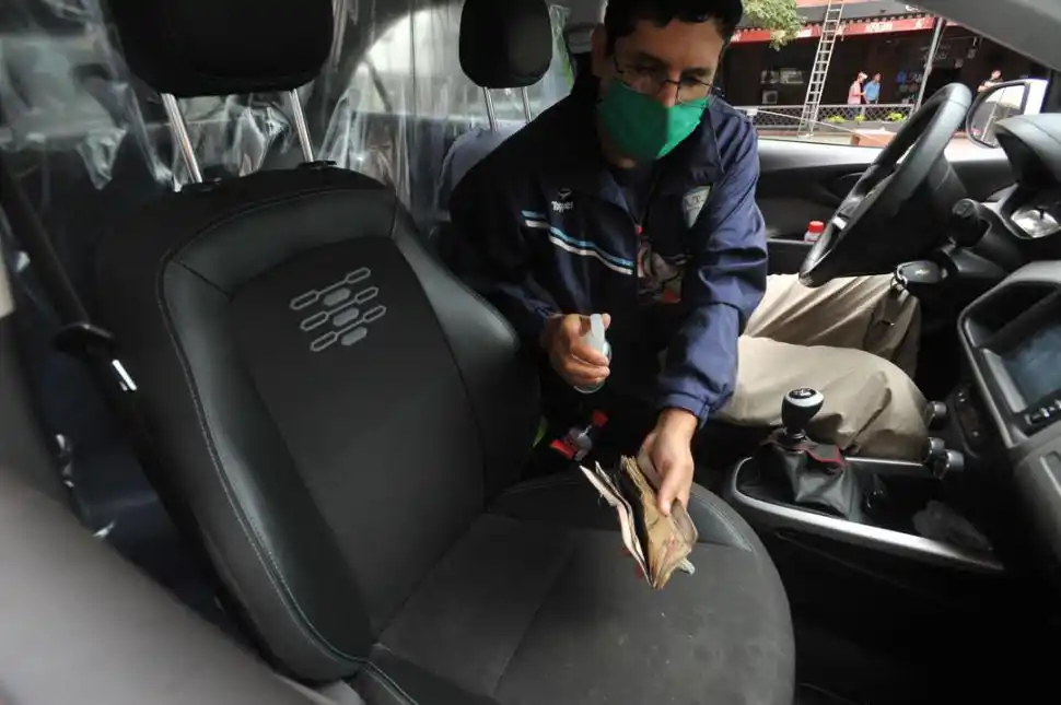 “LAVANDO DINERO”. Rocían alcohol a los billetes.