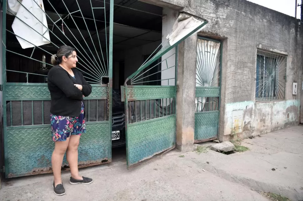 TEMOR. Roxana Abregú contó que los atacantes rompieron el portón e ingresaron de manera violenta a la vivienda, durante la madrugada de ayer. la gaceta / foto de inés quinteros orio