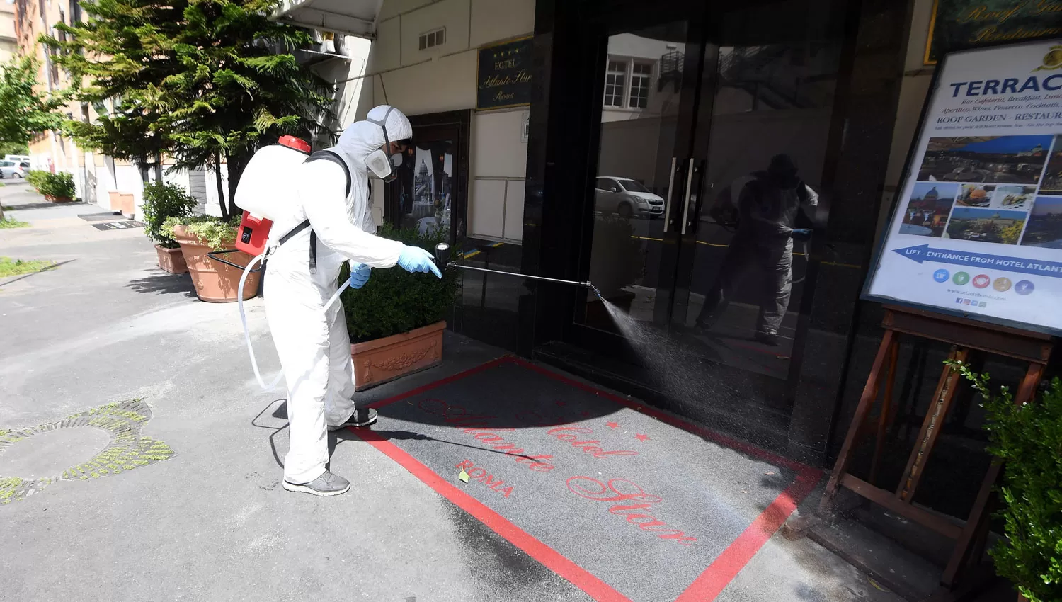EN ITALIA. Un hombre desinfecta el ingreso a un hotel en Venecia, en uno de los países más castigados por la pandemia.