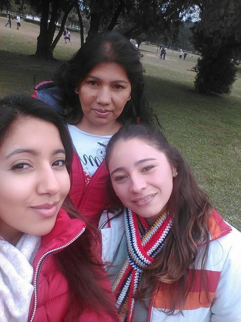 OTROS TIEMPOS. Elizabeth junto a su hermana fallecida y una amiga. 