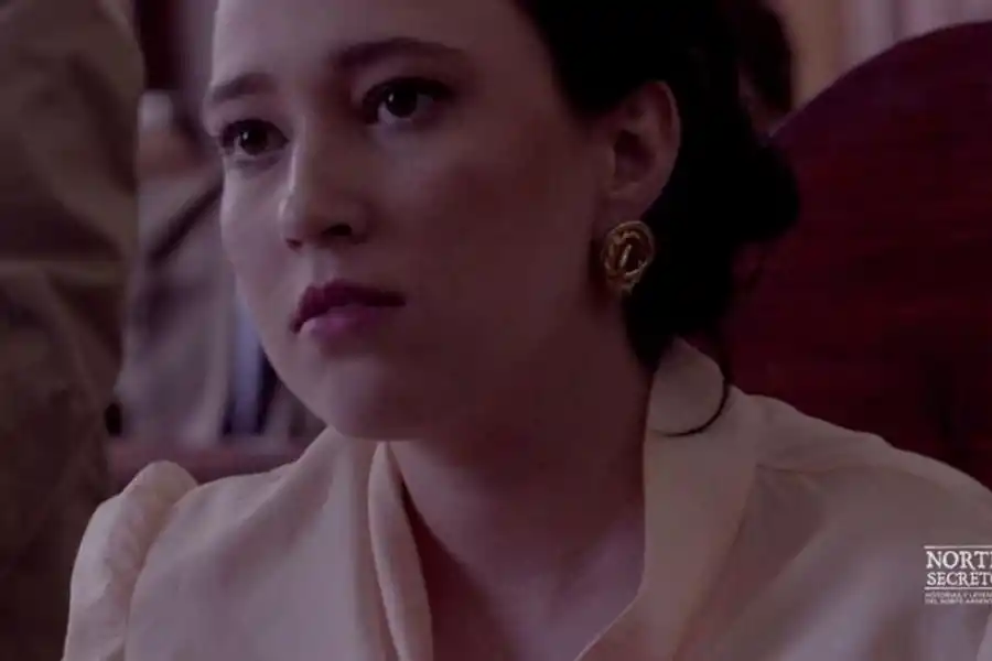 CONMOCIÓN EN LA PLAZA. Los curiosos se acercaron al banco Provincia a conocer detalles del plan que ideó “La Flor de la Mafia” en mayo de 1939. la gaceta / archivo