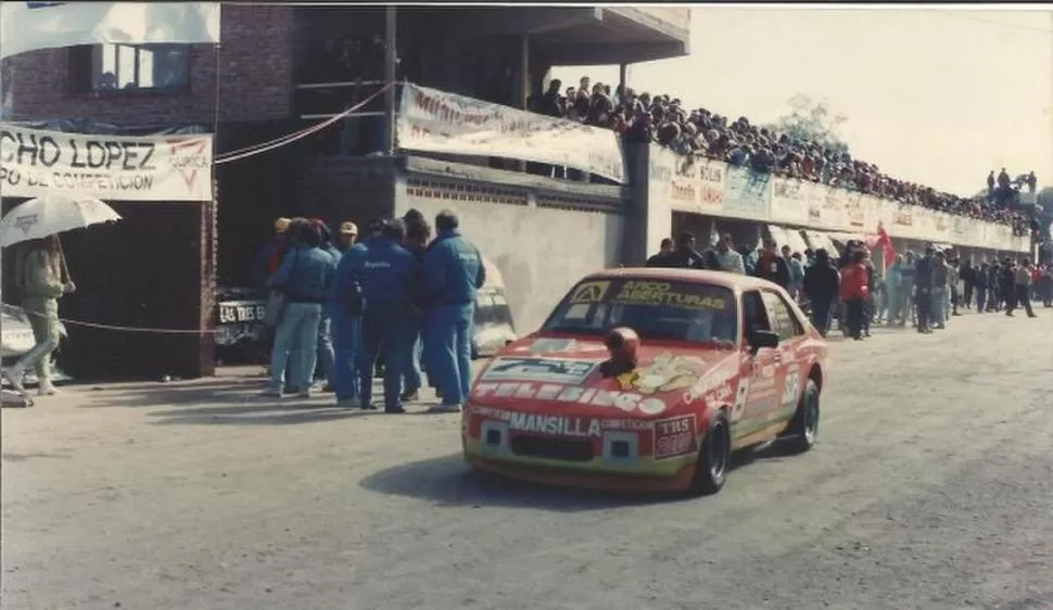 EN BOXES. “Cachín” Díaz y su Dodge, seguido por una multitud. 