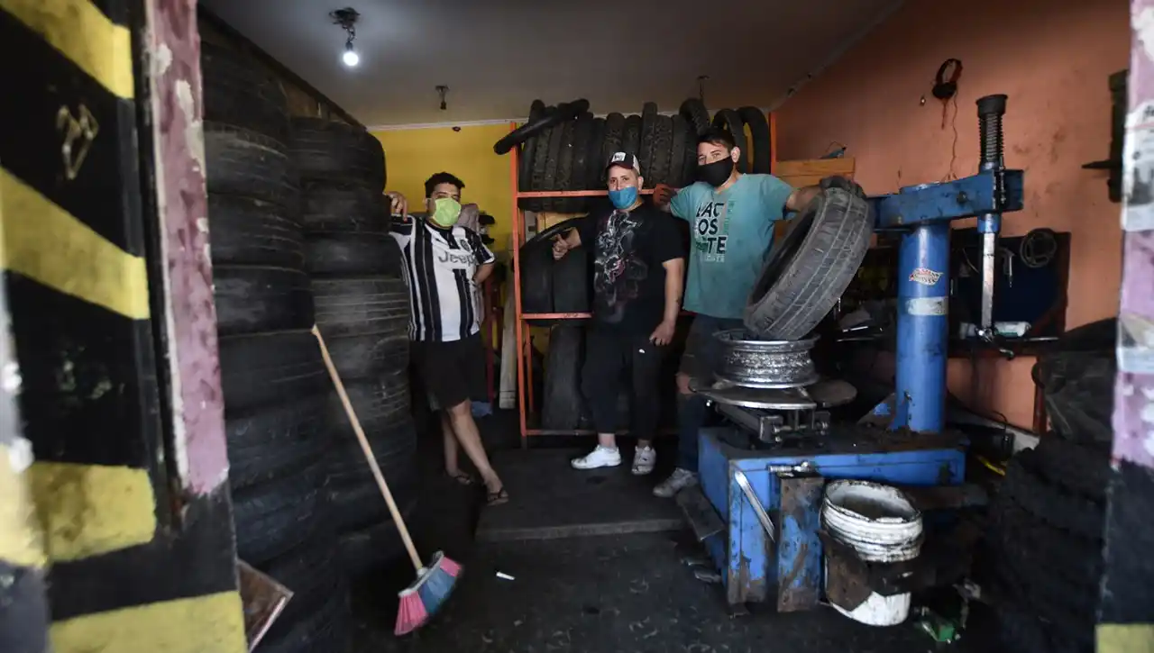 EN LA GOMERÍA. Cristian Ruiz, Leandro y Andrés Toranzo.