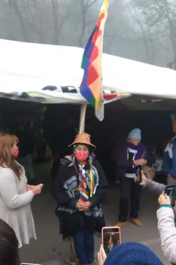 Tras repeler una orden de detención, la indigenista Mamaní se encadenó