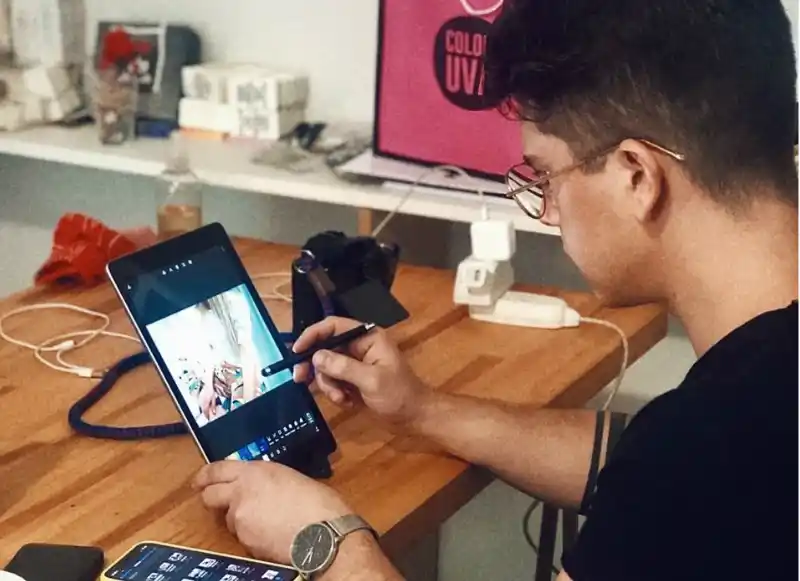 Fotógrafos y camarógrafos se las ingenian para poder trabajar a pesar del aislamiento