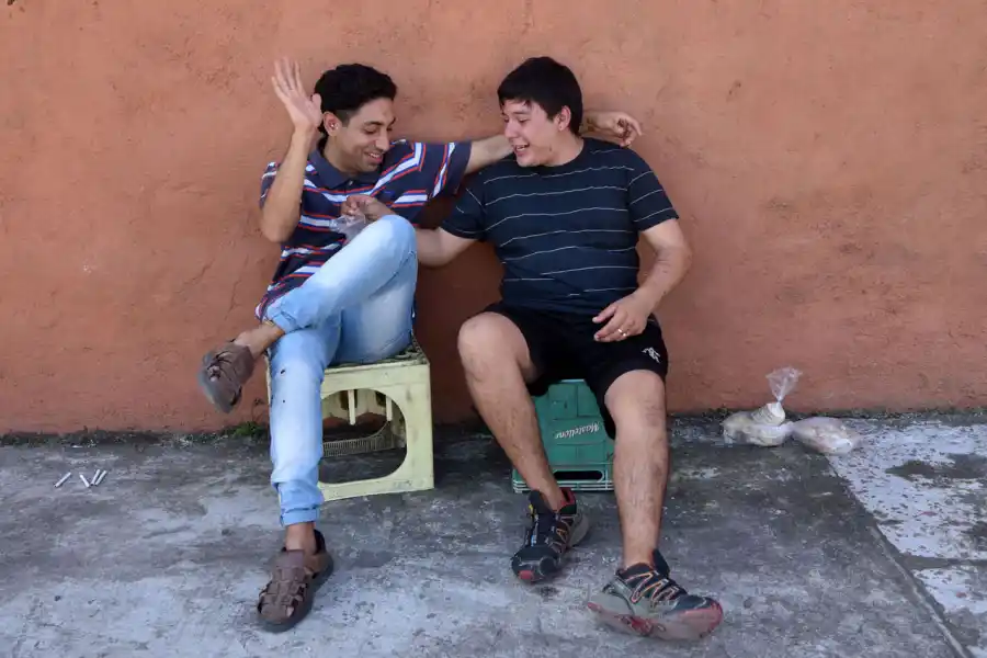 AMISTADES. Edgardo Monasterio todavía ayuda a José Ramos, un chico de la calle al que conoce desde la infancia.