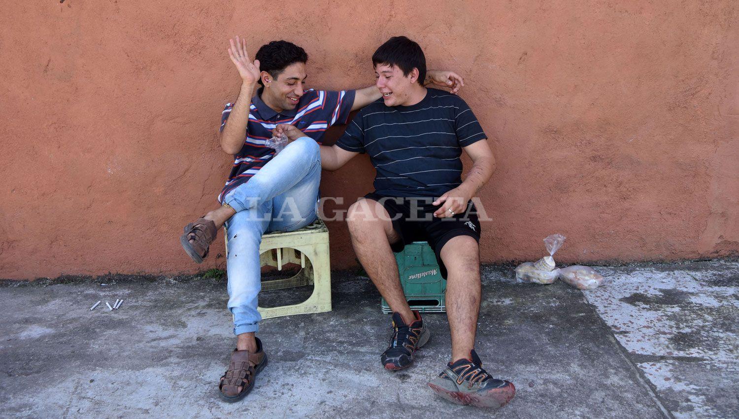 AMISTADES. Edgardo Monasterio todavía ayuda a José Ramos, un chico de la calle al que conoce desde la infancia.