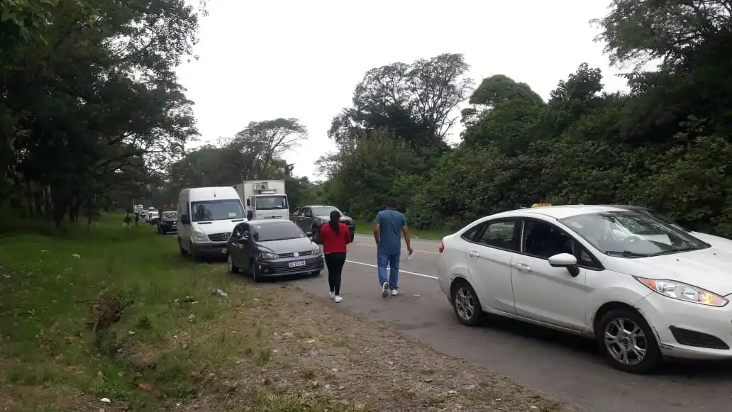 Quisieron aprovechar que se levantó la protesta y quedaron atascados en el camino a los Valles