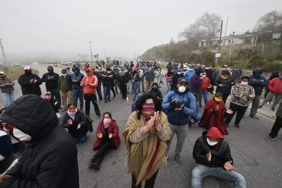 PREOCUPADOS. Vecinos se resisten al paso de vehículos en El Mollar.