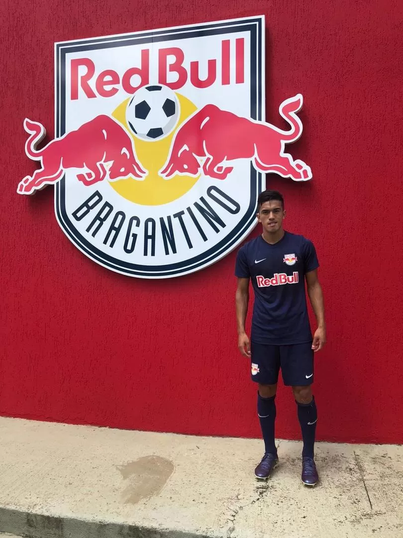 EN LA SEDE. El futbolista tucumano, posando en una zona de las instalaciones del club Bragantino, que juega en la Serie A.  