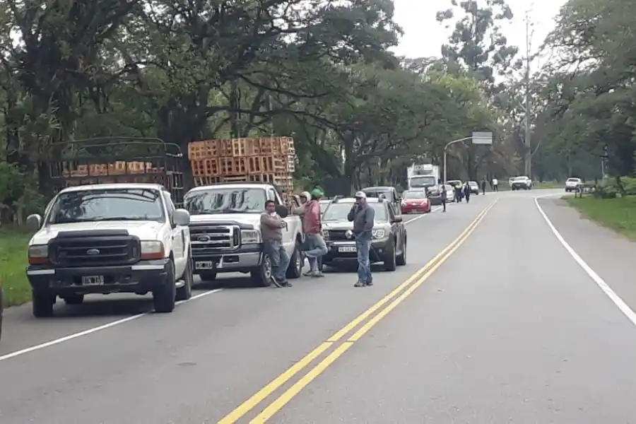 Quisieron aprovechar que se levantó la protesta y quedaron atascados en el camino a los Valles