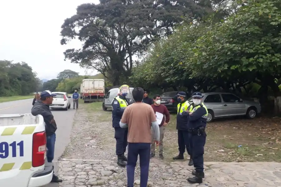 Quisieron aprovechar que se levantó la protesta y quedaron atascados en el camino a los Valles