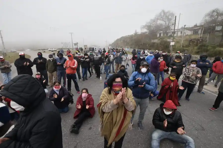 PREOCUPADOS. Vecinos se resisten al paso de vehículos en El Mollar.