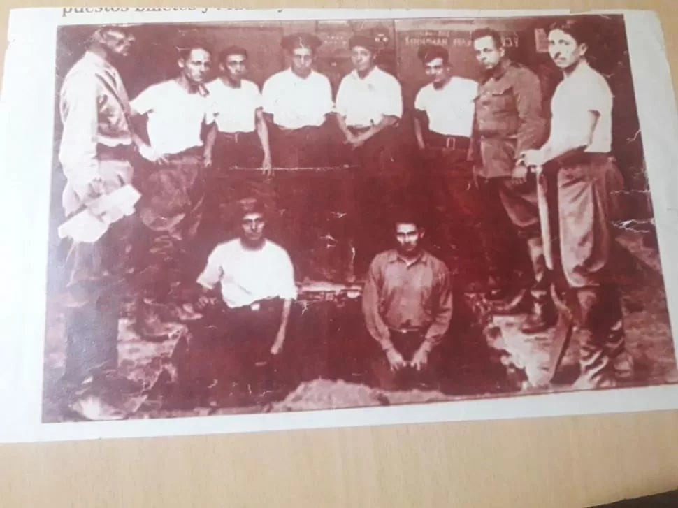 LOS HÉROES. Luis Luna (arriba, al centro, con las manos tomadas) les contó a sus seres queridos los detalles acerca de cómo era el túnel que exploró en mayo de 1939. 