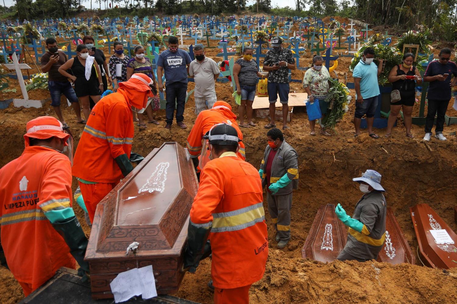 Los cementerios colapsaron en Manaos y la ciudad parece una película de terror