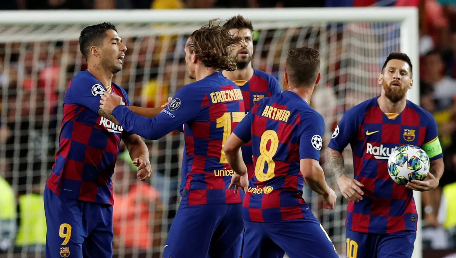 EN VENTA. Suárez y Griezmann (se saludan) tienen un pie afuera del conjunto liderado por Messi. 