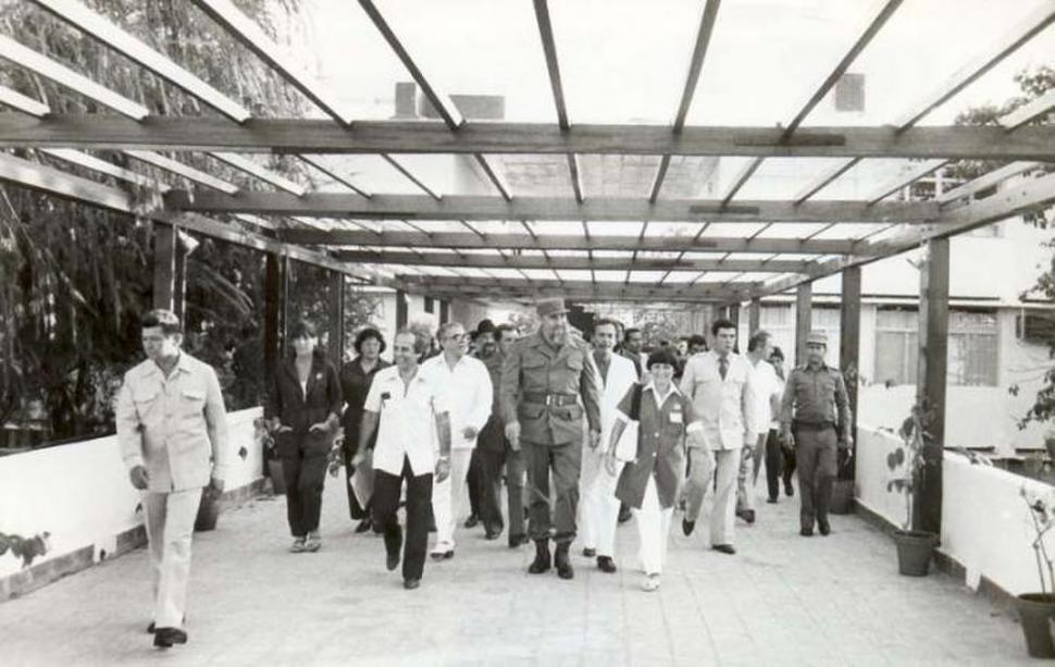 LA ESCUELA DE CUBA. Gabo y Fídel, durante la inauguración en 1986.
