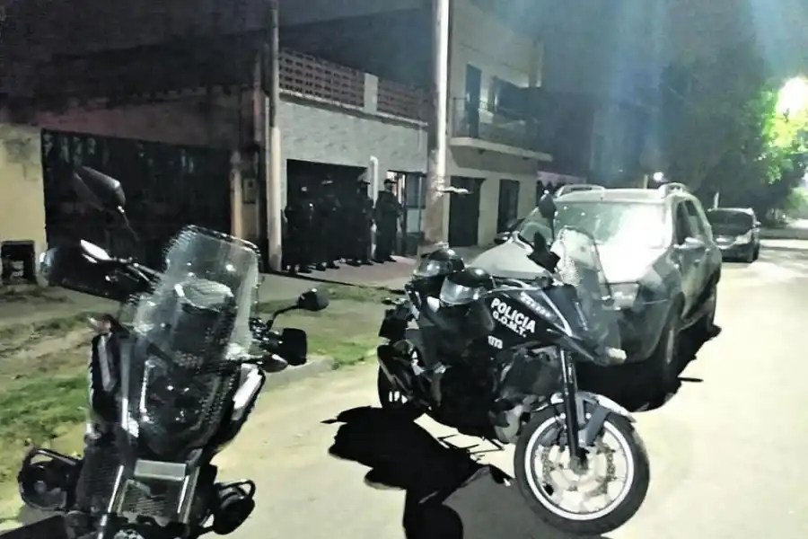 EN CAPITAL. Detienen a un hombre y a su hijo por el homicidio de un joven.