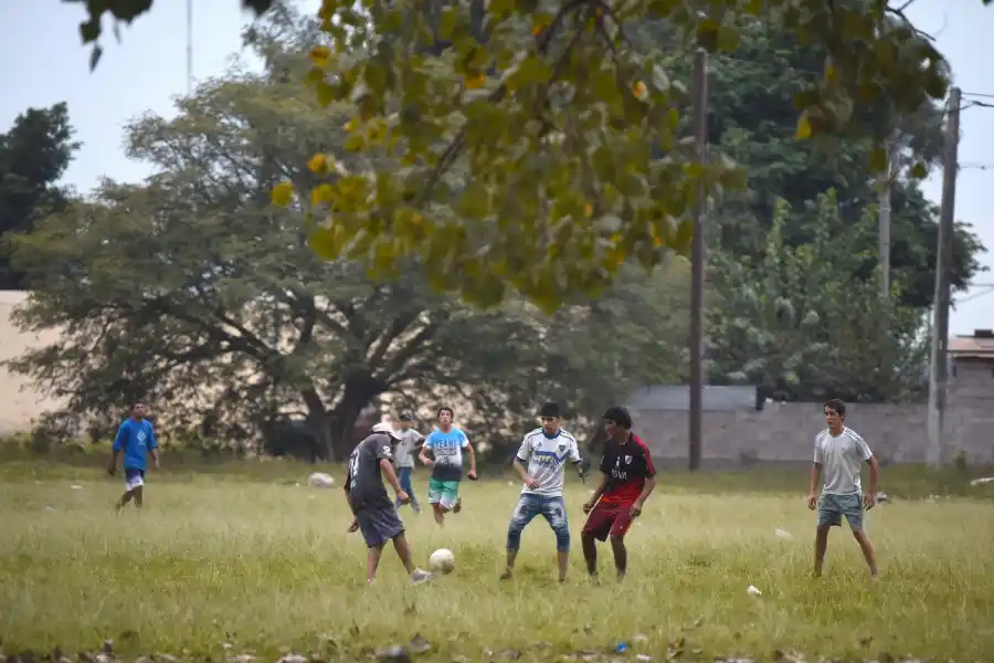 Los chicos corren detrás de la pelota en una cancha ubicada en la zona del hipódromo. LA GACETA/FOTO DE ANALÍA JARAMILLO