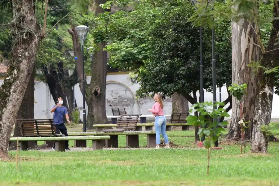 Dos jóvenes juegan pelota paleta en el parque Avellaneda. LA GACETA/FOTO DE ANALÍA JARAMILLO