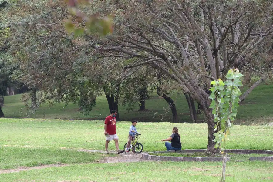 Una familia disfruta del domingo al aire libre. LA GACETA/FOTO DE ANALÍA JARAMILLO