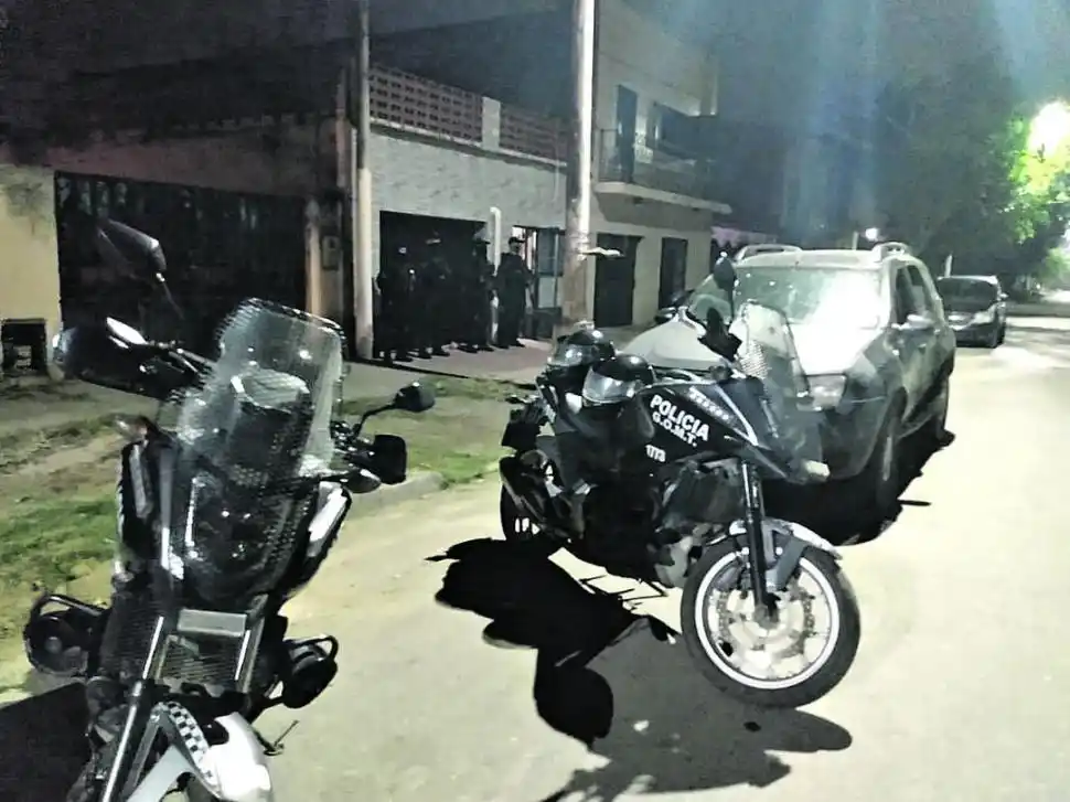 EN CAPITAL. Detienen a un hombre y a su hijo por el homicidio de un joven.