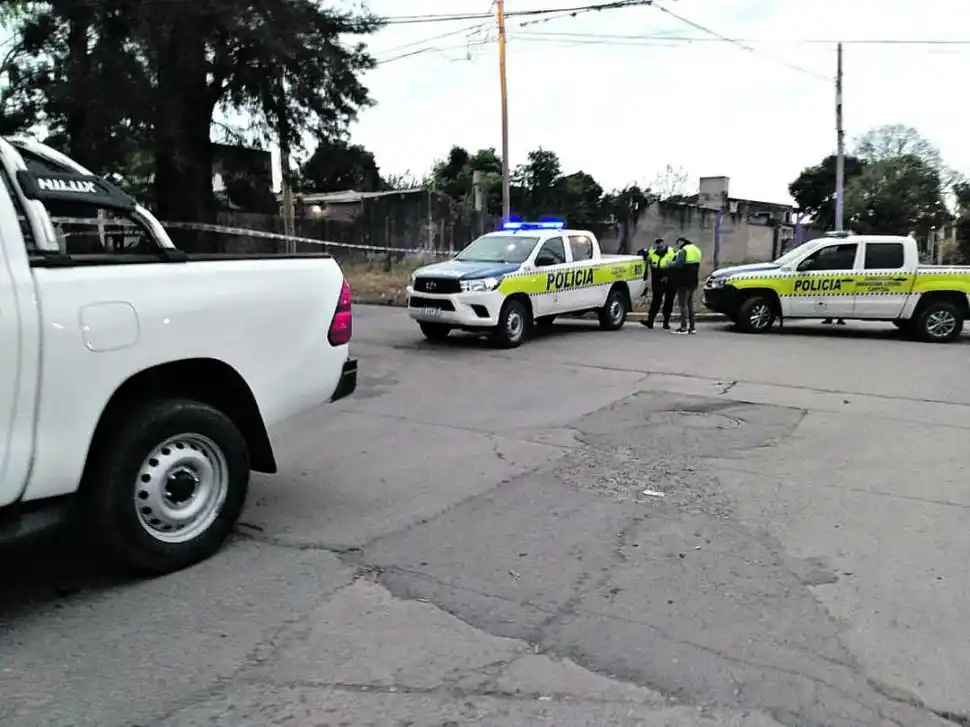 EN YERBA BUENA. Policías trabajan en la primera cuadra de Marcial Imbaud.