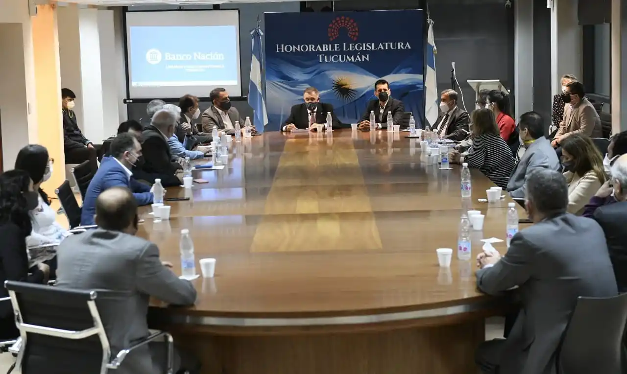 ENCUENTRO. Legisladores, empresarios y autoridades bancarias dialogaron en la Legislatura.