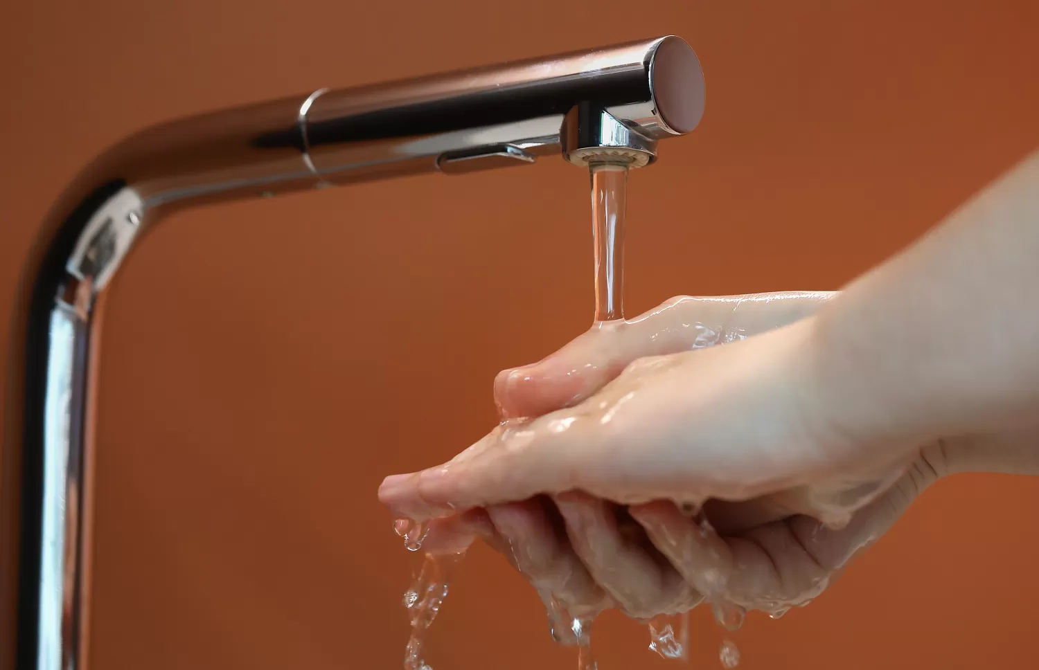 La OMS pide a los países aumentar drásticamente las inversiones en jabón, agua y desinfectantes