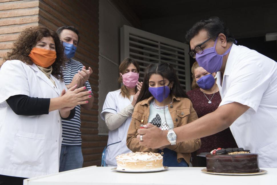 FESTEJO. Profesionales de la salud acompañaron a la niña y le obsequiaron tres tortas para compartir. 