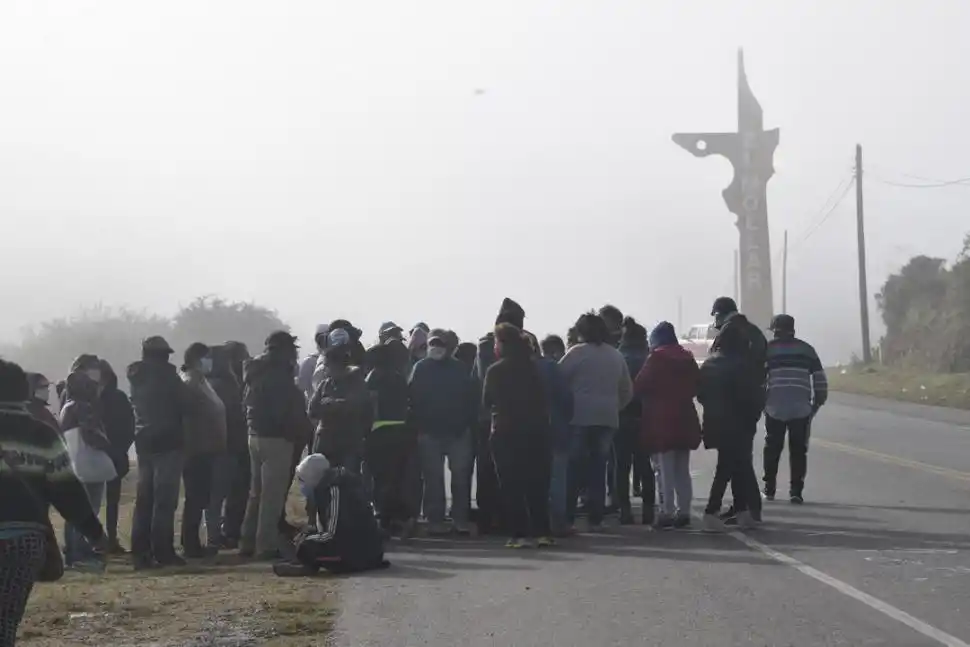 LARGA ESPERA. Los pobladores vallistos aguardaban en la ruta mientras se realizaban las conversaciones. 