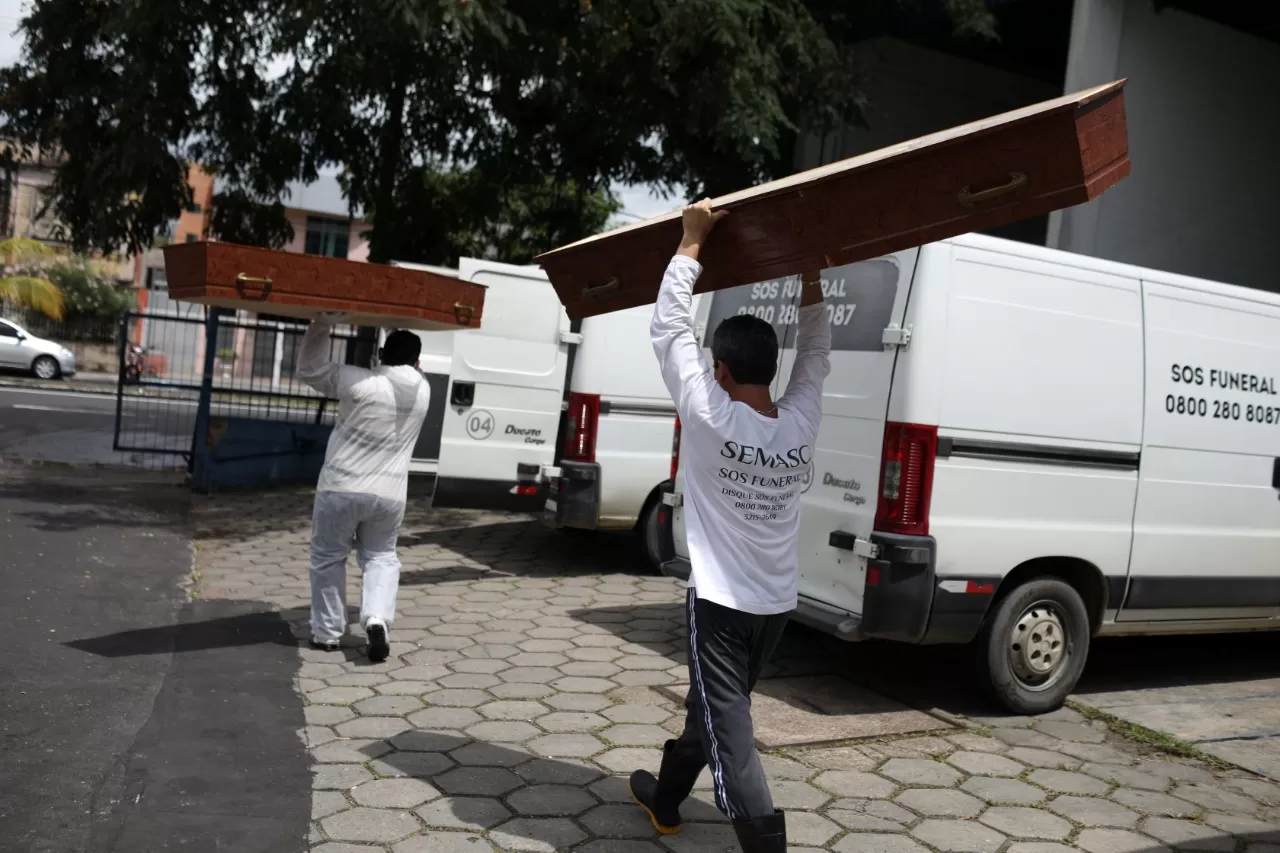 Los trabajadores de una funeraria llevan ataúdes en medio de la pandemia en Manaos. REUTERS