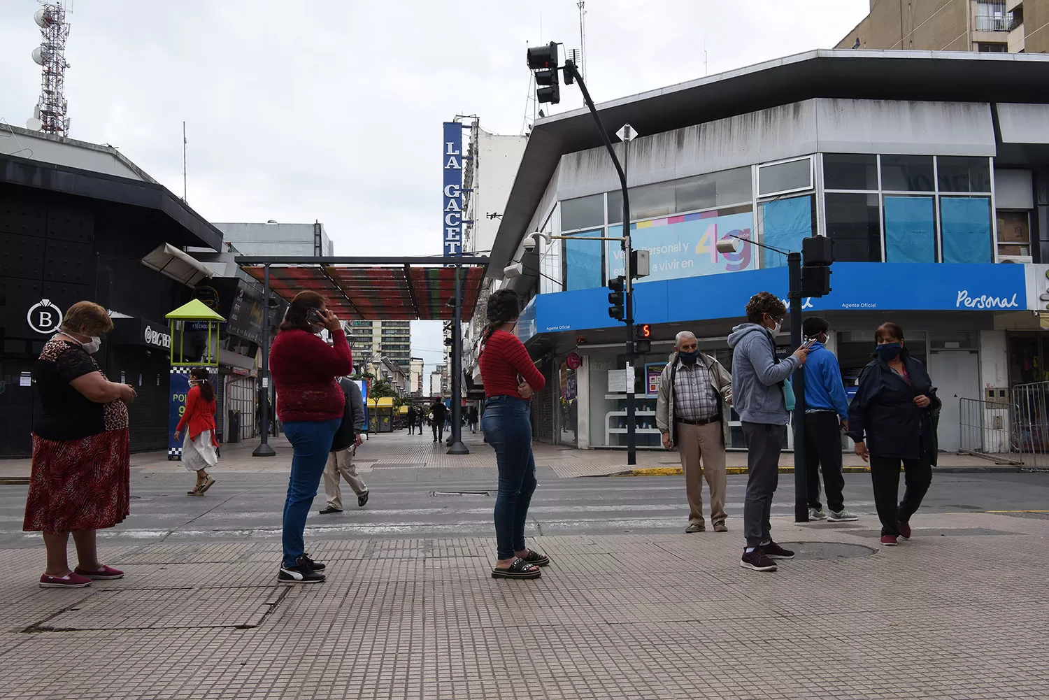 Esta mañana, los tucumanos respetaron el distanciamiento en las calles céntricas. LA GACETA/FOTO DE JOSÉ NUNO